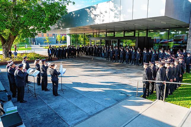 Mit großer Freude nehmen die vielen freiwilligen Feuerwehrleute der Stadt ihre neuen Fahrzeuge in Empfang.
