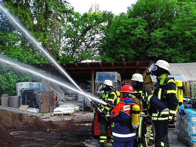 Bild 1: Heiligenberger Feuerwehr übt bei der Hofstetter Mühle