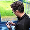 Thorsten W. blickt auf seinem Smartphone auf ein Bild der Frau, die sich Yoona nennt. Der Konstanzer verlor in wenigen Wochen ein ganzes ...