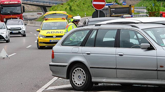 Auf der B31, Höhe Andelshofen, hat ein BMW-Fahrer im April 2024 einen Unfall verursacht. Der Fall liegt nun beim Amtsgericht Überlingen. ...