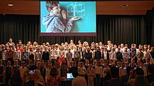 Als Willkommensgruß ertönt das Lied „Du bist ein Geschenk“ aus 136 Kehlen: Alle Kinder der Grundschule Kluftern nehmen an der ...