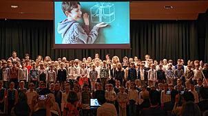 Als Willkommensgruß ertönt das Lied „Du bist ein Geschenk“ aus 136 Kehlen: Alle Kinder der Grundschule Kluftern nehmen an der ...