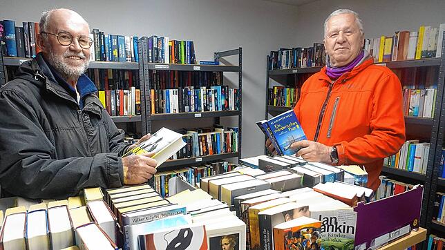 Ein Paradies für Leseratten: Über gut gefüllte Regale und rege Resonanz im Büchertausch Rheinfelden freuen sich Leiter Wolfgang Ehrl ...