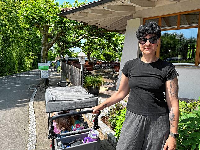 Stefanie Oeser aus dem Landkreis Augsburg fühlt sich mit Mann und den drei Kindern wegen der familiären Atmosphäre wohl in Markdorf.