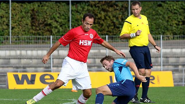 Frecher Aufsteiger: Die SG Reichenau/Waldsiedlung (rechts Robin Sättele) gewann das Spiel beim SC Pfullendorf II (links Marko Barlecaj) ...
