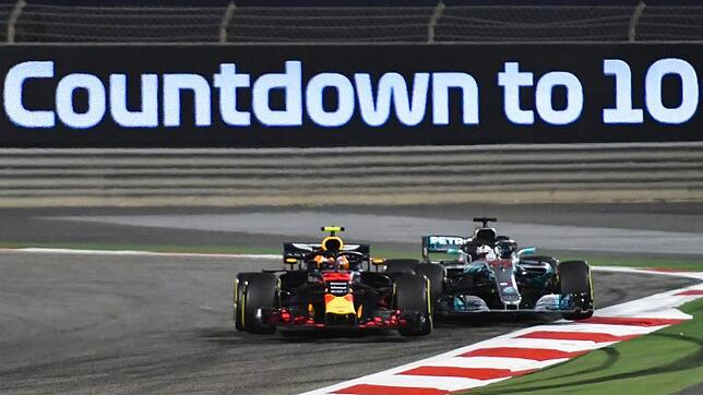 Max Verstappen (links) versuchte sich vor wenigen Tagen in Bahrain an einem gewagten Überholmanöver gegen Lewis Hamilton. Der ...