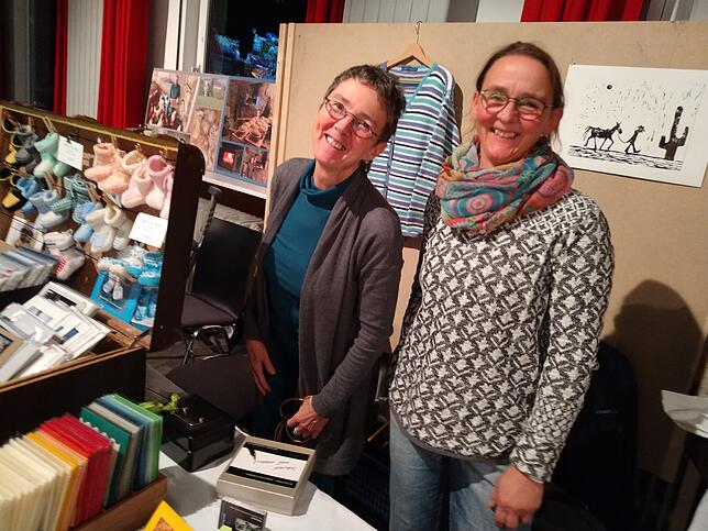 Die Schwestern Britta Richter und Kirsten Heinzmann zählen mit ihren handgefertigten Karten sowie Bildern seit Jahren zur Stammbesetzung ...