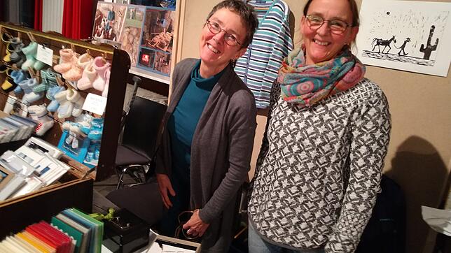 Die Schwestern Britta Richter und Kirsten Heinzmann zählen mit ihren handgefertigten Karten sowie Bildern seit Jahren zur Stammbesetzung ...