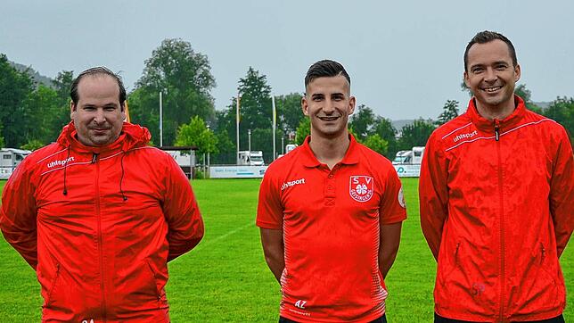 Der SV Geisingen geht optimistisch in die neue Bezirksligasaison. Das zeigt Bild von links: Benny Degen (Tormanntrainer), Antonio Zubcic ...
