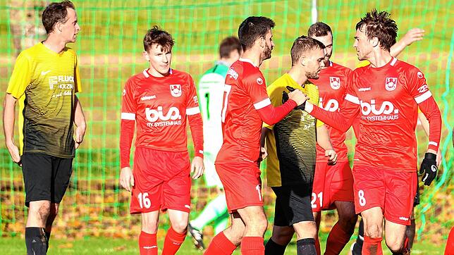 Die Geisinger jubeln über das 0:1 durch Torschütze Simon Federle.
