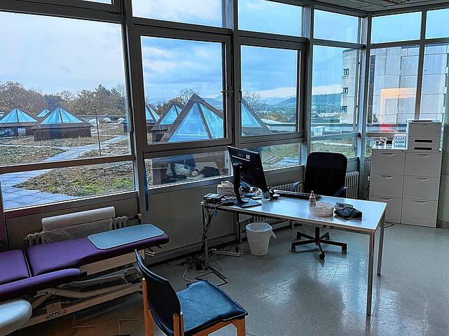 Vor wenigen Tagen war hier noch ein Büro, nun ist es das voll ausgestattete Behandlungszimmer der Internistin Annette Fenske, die ...