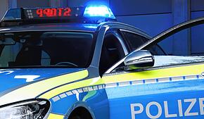 Bei einem Unfall auf der B31 wurden drei Personen leicht verletzt, teilt die Polizei mit (Symbolbild).
