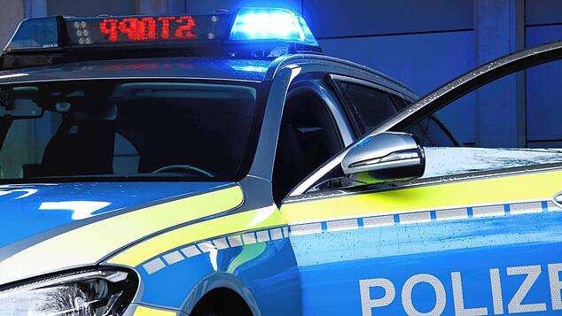 Zwei Leichtverletzte meldet die Polizei nach einem Unfall auf der B31 (Archvbild).