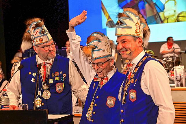 Für sein fünf Jahrzehnte währendes Schaffen als Ratsherr wird Lambert Hermle von den Zunftmeistern Anselm Säger (rechts) und Alexander ...