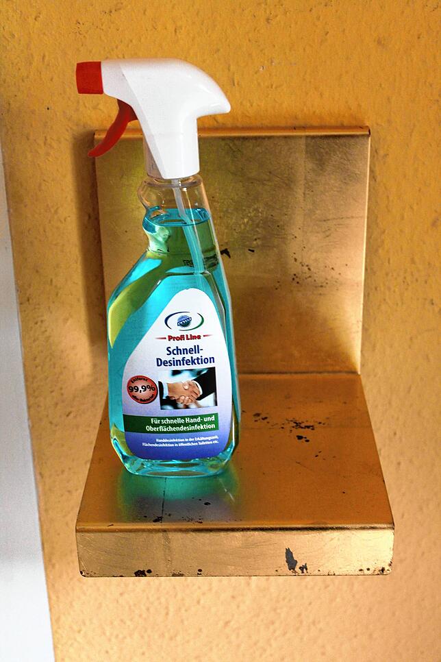Das Desinfizieren der Hände vor dem Betreten des Friseursalons ist Pflicht. Auch die Scheren müssen nach dem Schneiden desinfiziert werden.