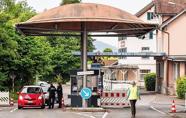 Erst im Laufe des Vormittags kommen Leute zum Grenzübergang, die auch tatsächlich die Grenze überschreiten wollen. Für die Zöllner gab ...