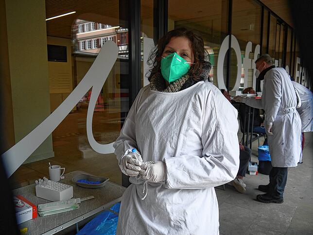 Die Ärztin Ariane Feurer hilft ehrenamtlich beim Testen.