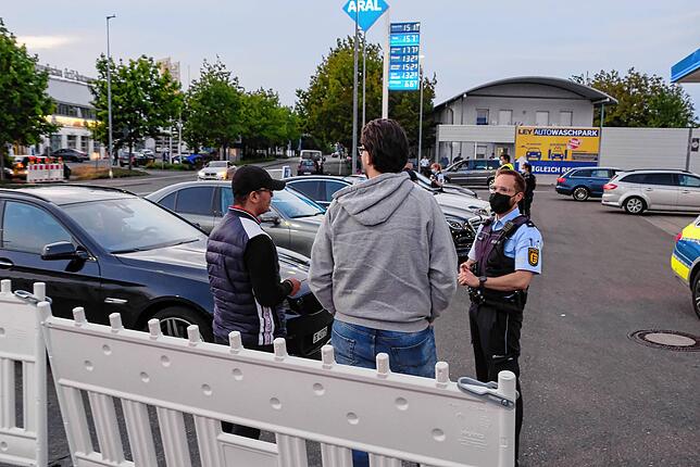 Zwei Schweizer aus dem 100 Kilometer entfernten Zug, die auf der Aral-Tankstelle geparkt haben, um ihr Auto zu zeigen, werden ermahnt ...
