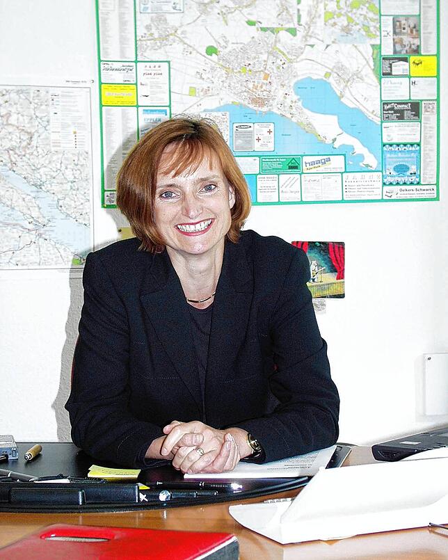 Bürgermeisterin Isabel Fezer in ihrem Büro im Radolfzeller Rathaus. Das Foto ist 1997 aufgenommen worden.