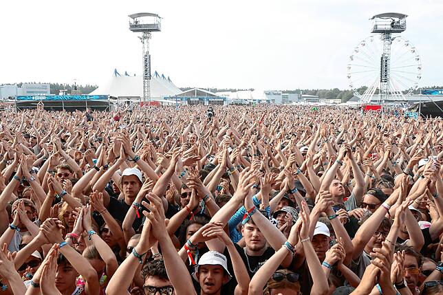Bild 3: RIN rappt am Sonntag beim Southside-Festival
