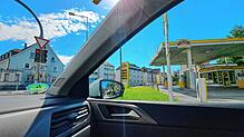 Warten oder doch besser über die Tankstelle? Dieser Versuchung kann mancher Autofahrer nicht widerstehen.