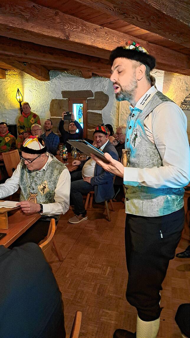 Zeremonienmeister und Chefankläger Oliver Jehle verliest die Anklage.
