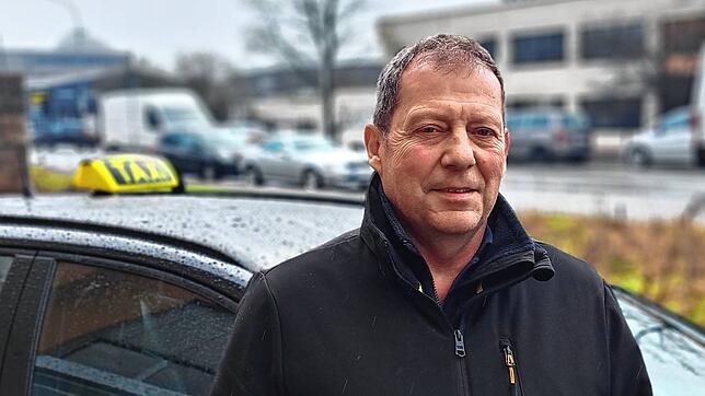 Seit etwa zwölf Jahren ist Mayr nun beim Taxi Dornheim. Ihn erfüllt das Taxifahren. Es ist für ihn anders, als noch seine Arbeit in der ...