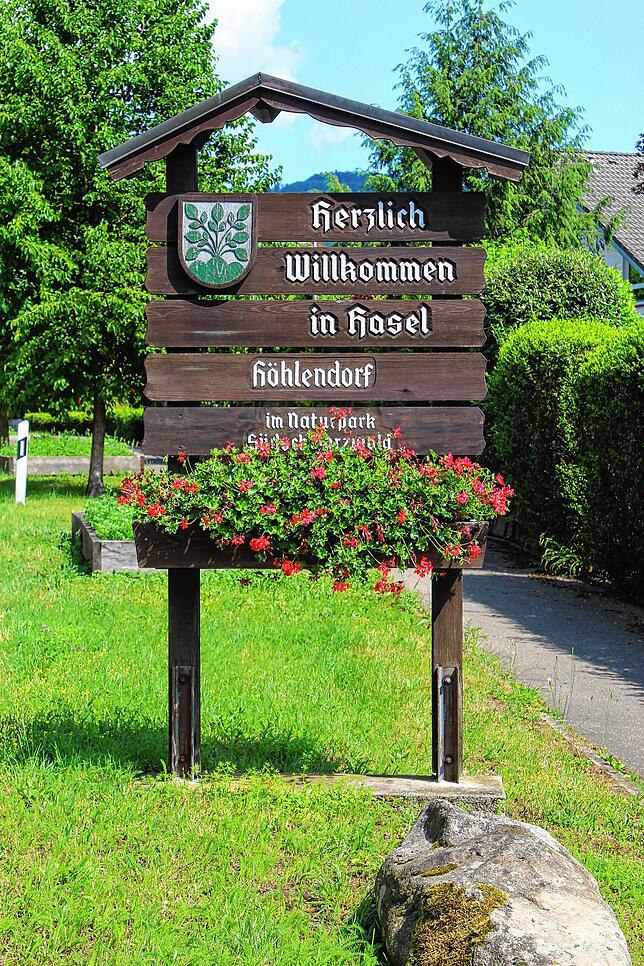 Willkommen im Höhlendorf Hasel.