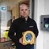 In dem Kasten an der Wand befindet sich das Defibrillator-Kit, das Geschäftsführer Christian Alber in seinen Händen hält. Das Gerät ...