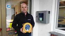 In dem Kasten an der Wand befindet sich das Defibrillator-Kit, das Geschäftsführer Christian Alber in seinen Händen hält. Das Gerät ...