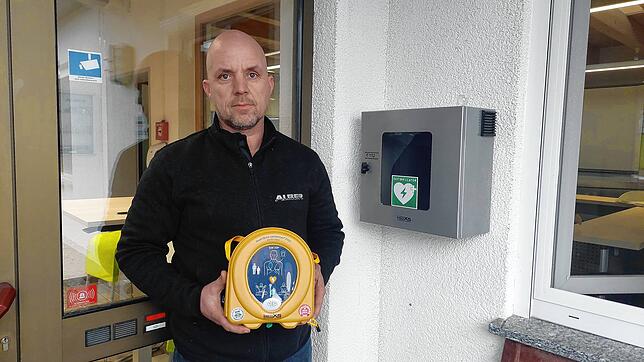 In dem Kasten an der Wand befindet sich das Defibrillator-Kit, das Geschäftsführer Christian Alber in seinen Händen hält. Das Gerät ...