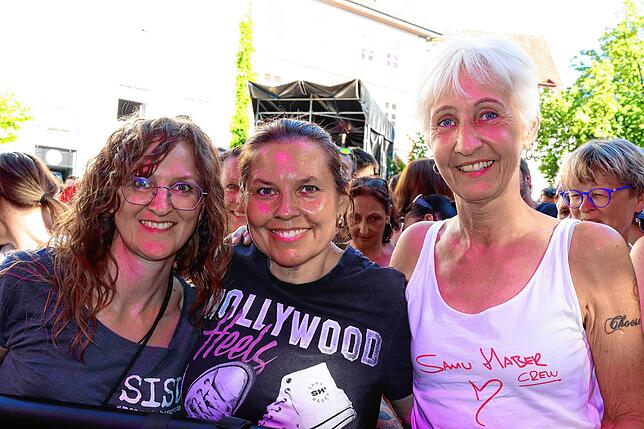 Selina Hartmann, Anika Triesch und Britta Kuncke (von links) reisten aus Frankfurt, Bern und Hamburg an, um ihr Idol zum wiederholten ...