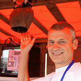 Gerhard Schreiner vom Turnverein Konstanz läutet die Glocke, wenn Gäste Trinkgeld gegeben haben.