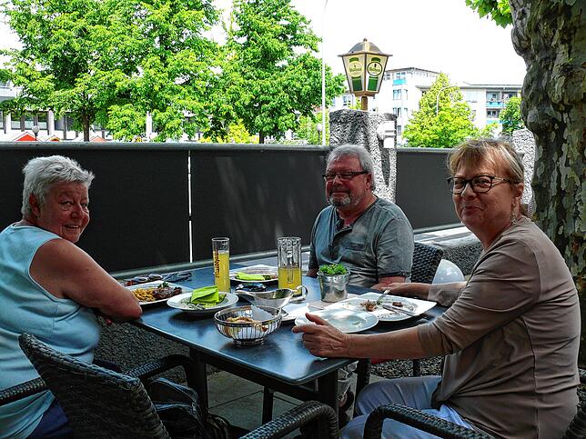 Sie kommen gern zum Essen in die Konstanzer Gasthäuser, von links Barbara Gauggel, Alfred Lutz und Marianne Hanloser.