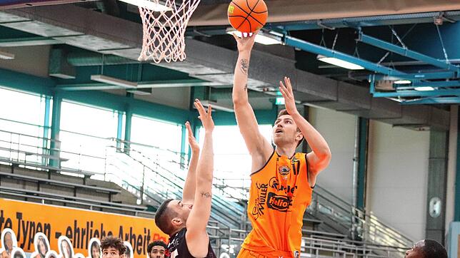 Panthers-Spieler Rytis Pipiras (am Ball) war gegen Kirchheim nach Ansicht seines Trainers &bdquo;komplett von der Rolle&ldquo;. ...