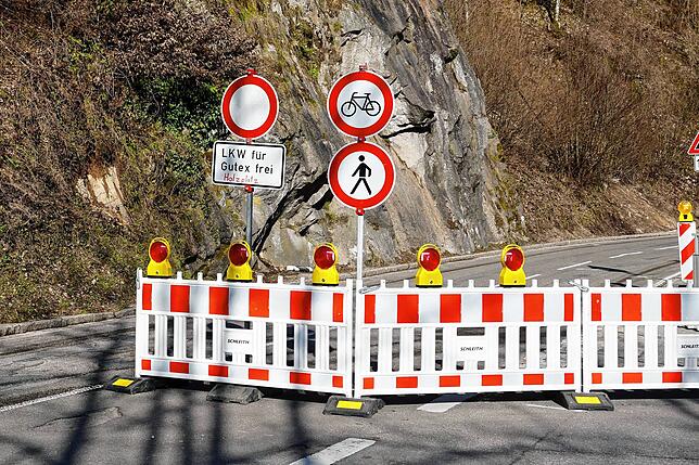 Die Verkehrszeichen weisen deutlich darauf hin, das das Schlüchttal für sämtliche Verkehrsteilnehmer gesperrt ist. Dennoch halten sich ...