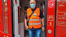Wilfried Gabele im ehrenamtlichen Einsatz als Zugbegleiter in der Biberbahn. Er sieht sie als Touristenmagnet.