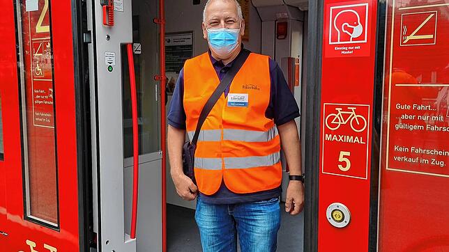 Wilfried Gabele im ehrenamtlichen Einsatz als Zugbegleiter in der Biberbahn. Er sieht sie als Touristenmagnet.