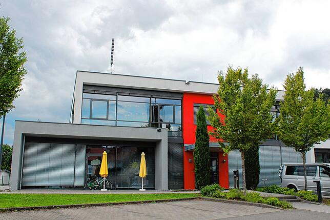 Direkt neben der Grundschule befinden sich der katholische Kindergarten St. Michael und die Kinderkrippe Schneckenhäuschen.