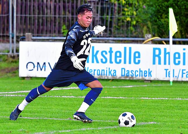 Aushilfe: Max Le schlüpfte in den letzten Minuten in die zu großen Handschuhe und Trikot, um den vom Platz gestellten Cihan Ceylan zu ...