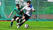 Tor des Tages: Saner Öz (vorn, gegen David Welte) traf für die SG FC Wehr/Brennet zum 1:0-Sieg im Verfolgerduell gegen den zuvor seit ...