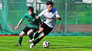 Tor des Tages: Saner Öz (vorn, gegen David Welte) traf für die SG FC Wehr/Brennet zum 1:0-Sieg im Verfolgerduell gegen den zuvor seit ...