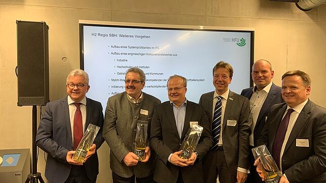Unterstützer und Initiatoren der &bdquo;Wasserstoffregion Schwarzwald-Baar-Heuberg&ldquo; beim Kick off (von links): Minister Guido ...