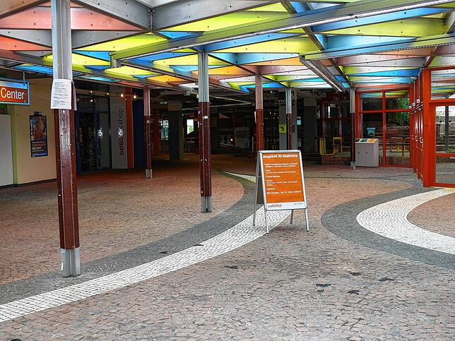 Leeres Foyer an der Universität trotz des laufenden Semesters