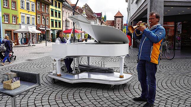 Natalie und Arsen Arutsiunau musizieren am Marktplatz.