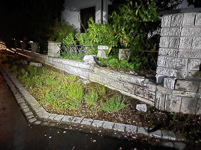 Schwere Schäden an der Gartenmauser. Links ist der rasierte Leitpfosten zu sehen.