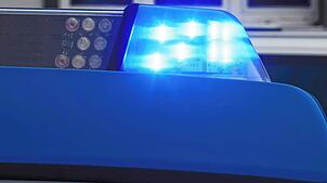 Symbolbild – Eine Polizeistreife wurde alarmiert, als ein Bewohner in seinem Haus einen betrunkenen Mann  entdeckte.