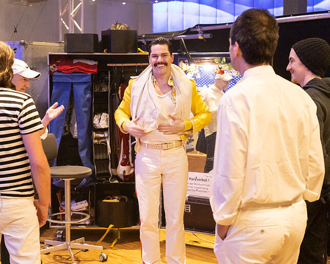 Bild 9: Ein Tag hinter den Kulissen des Bodenseeforums: Wie Techniker den Saal für Freddy Mercury fit machen