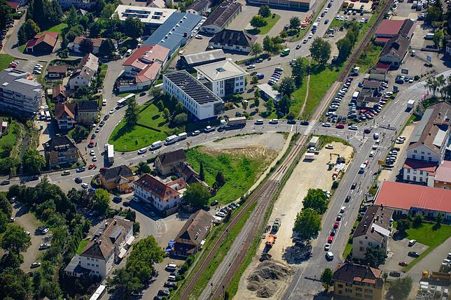 Der Stau in Stockach wegen der Vollsperrung der B313 aus der Luft. von oben durch die Industriestraße staut es sich zur Einmündung ...