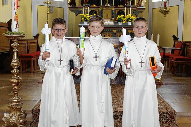 Hannes Jäger, Luca Lehn und Jonas Kästle (von links) feierten den Tag ihrer ersten heiligen Kommunion zusammen mit den Kommunionkindern ...